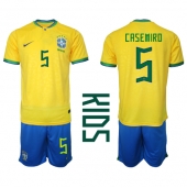 Brazilië Casemiro #5 Thuis tenue Kids WK 2022 Korte Mouwen (+ broek)