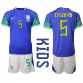 Brazilië Casemiro #5 Uit tenue Kids WK 2022 Korte Mouwen (+ broek)