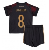 Duitsland Leon Goretzka #8 Uit tenue Kids WK 2022 Korte Mouwen (+ broek)