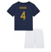 Frankrijk Raphael Varane #4 Thuis tenue Kids WK 2022 Korte Mouwen (+ broek)